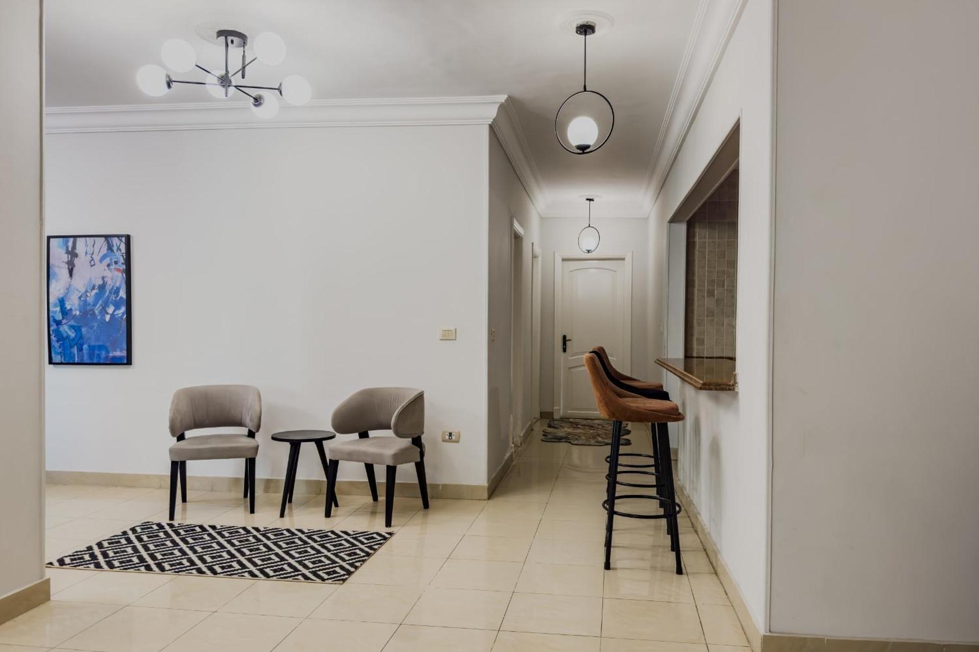 Distinct & Decent 2 Bdr Apt Steps From Nightlife And Airport Kahire Dış mekan fotoğraf
